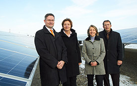 Wien-Energie-Geschäftsführerin Susanna Zapreva (2.v.l.) mit ihrem Projektteam für das Solarkraftwerk Leopoldau, Johannes Stadler (l.), Gudrun Senk und Christian Reichel.